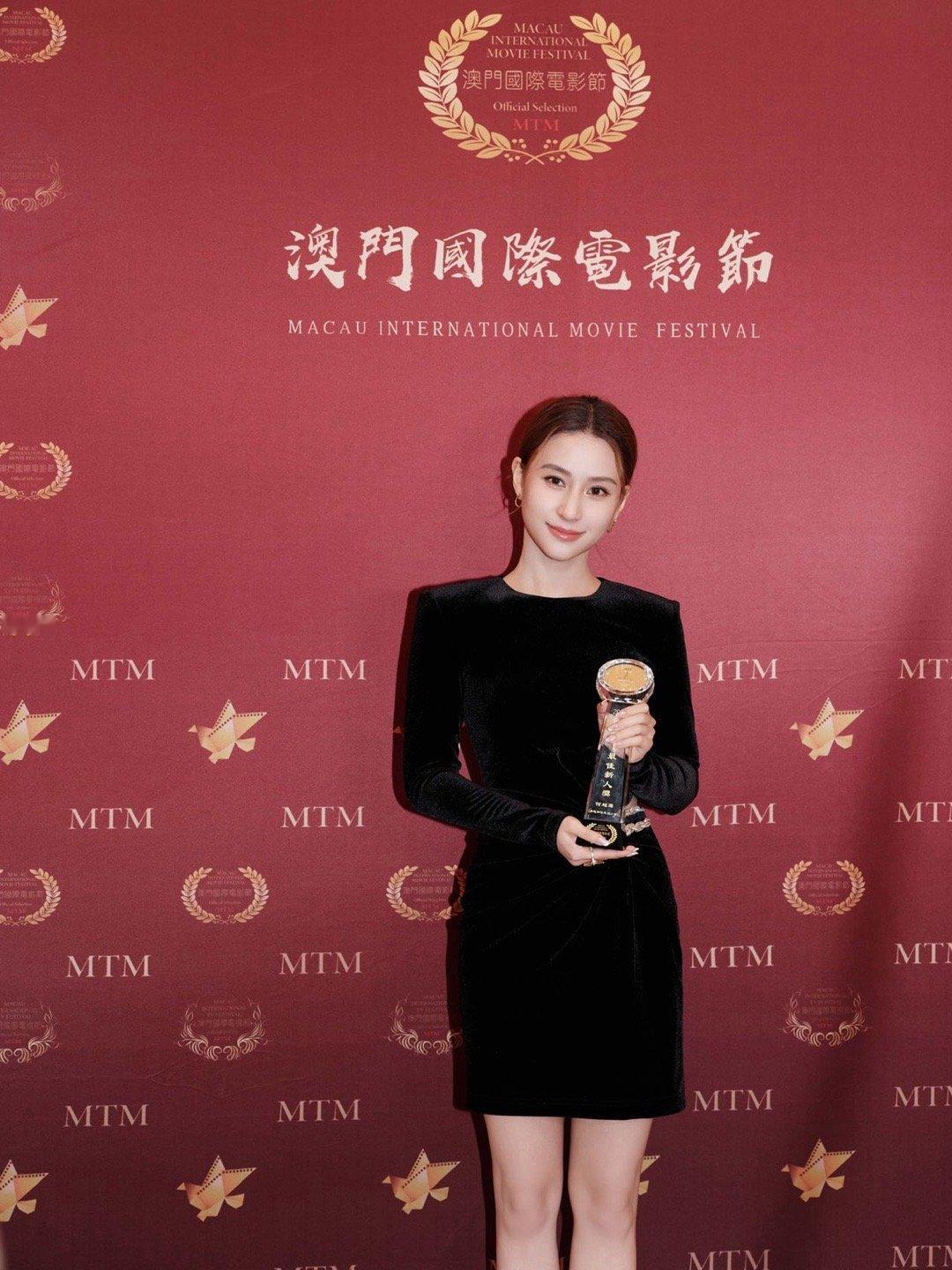 金莲花 澳门国际电影节金莲花奖，何超莲的名字闪耀新人奖项！她用《多想和你再见一面