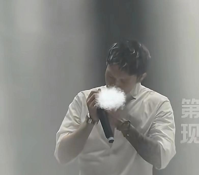 这位歌手罚的一点都不冤
最近在音乐圈小有名气的一名歌手在演唱过程中竟然公开抽烟