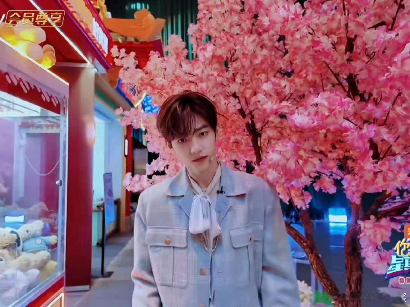 章昊初登hi6你好星期六哇哦，章昊初来hi6，i人小害怕，被众人围着打招呼，这画