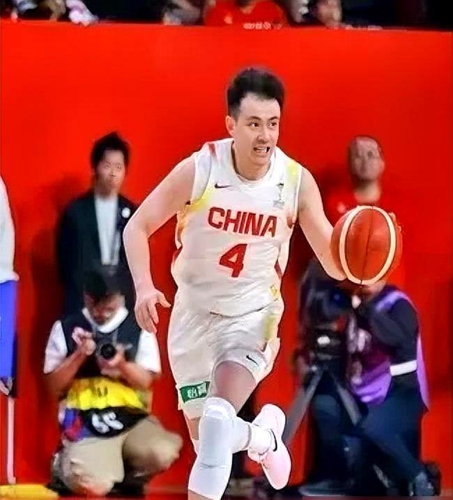 落后十分，赵继伟踩着中圈拔起就投。球进，哨响，全场死寂。
 
你绝对想不到，这个