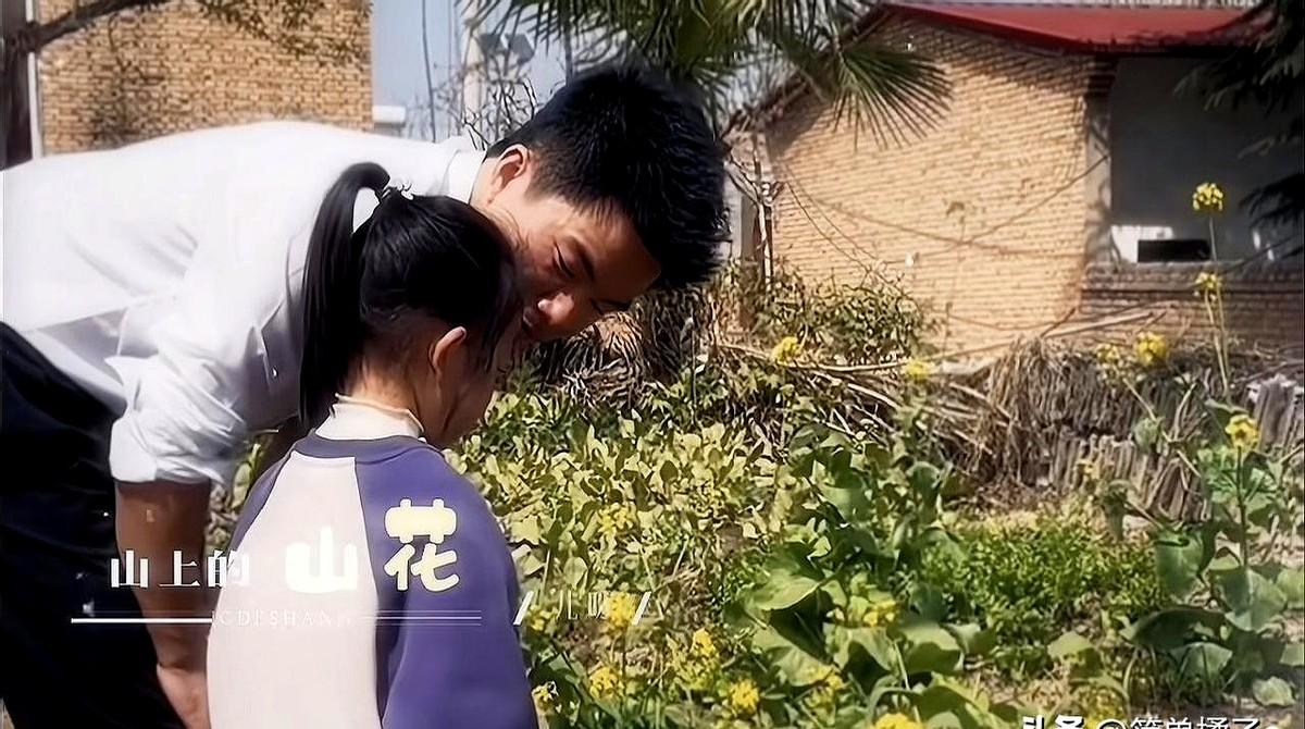 他这一点“小酸”，反倒把人看乐了。
董宇辉和外甥女小贾同框，孩子肉眼可见地长大了