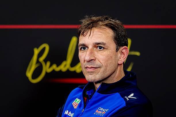 F1 红牛技术总监皮埃尔·瓦切承认了车队在赛季过半时面临的问题很严重瓦切：“我们