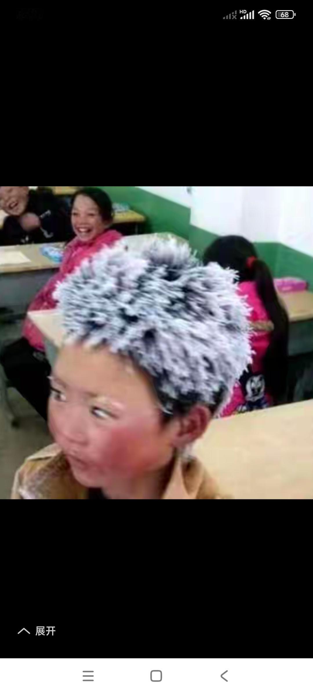 看了这个小孩儿的经历，我是感慨万千呐。

我昨天路过一个小学校放学的场景。

接