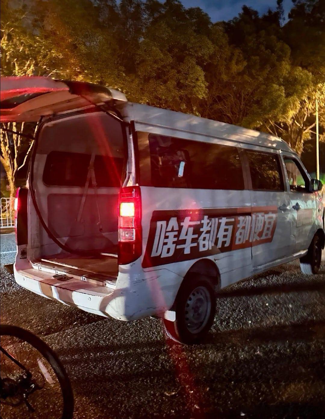 货拉拉整改公告货拉拉全面取消强制车贴限制，这波整改中最刺眼的是那行小字——他们准