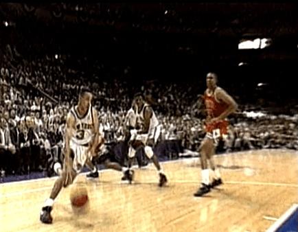 那种只要他在场就绝不会输的底气，现在的球赛真找不到了。
 

1993年东决，斯