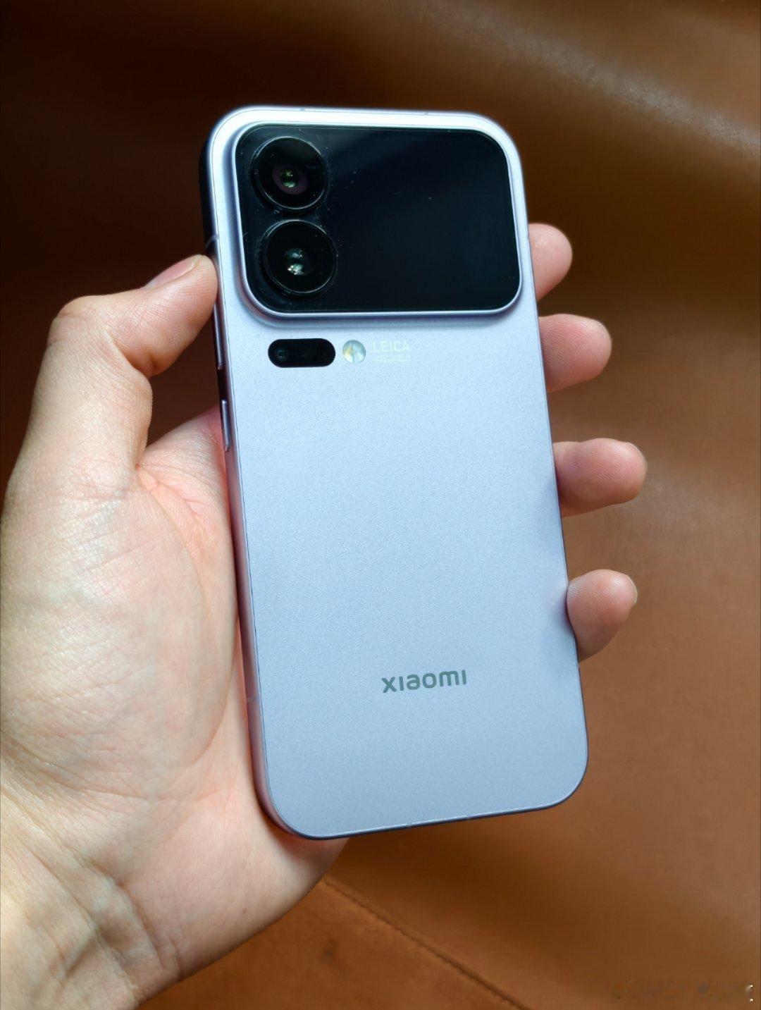 旗舰产品迭代到现在，其实很多配置上都拉不开太大差距，更多是差异化竞争，比的是人无