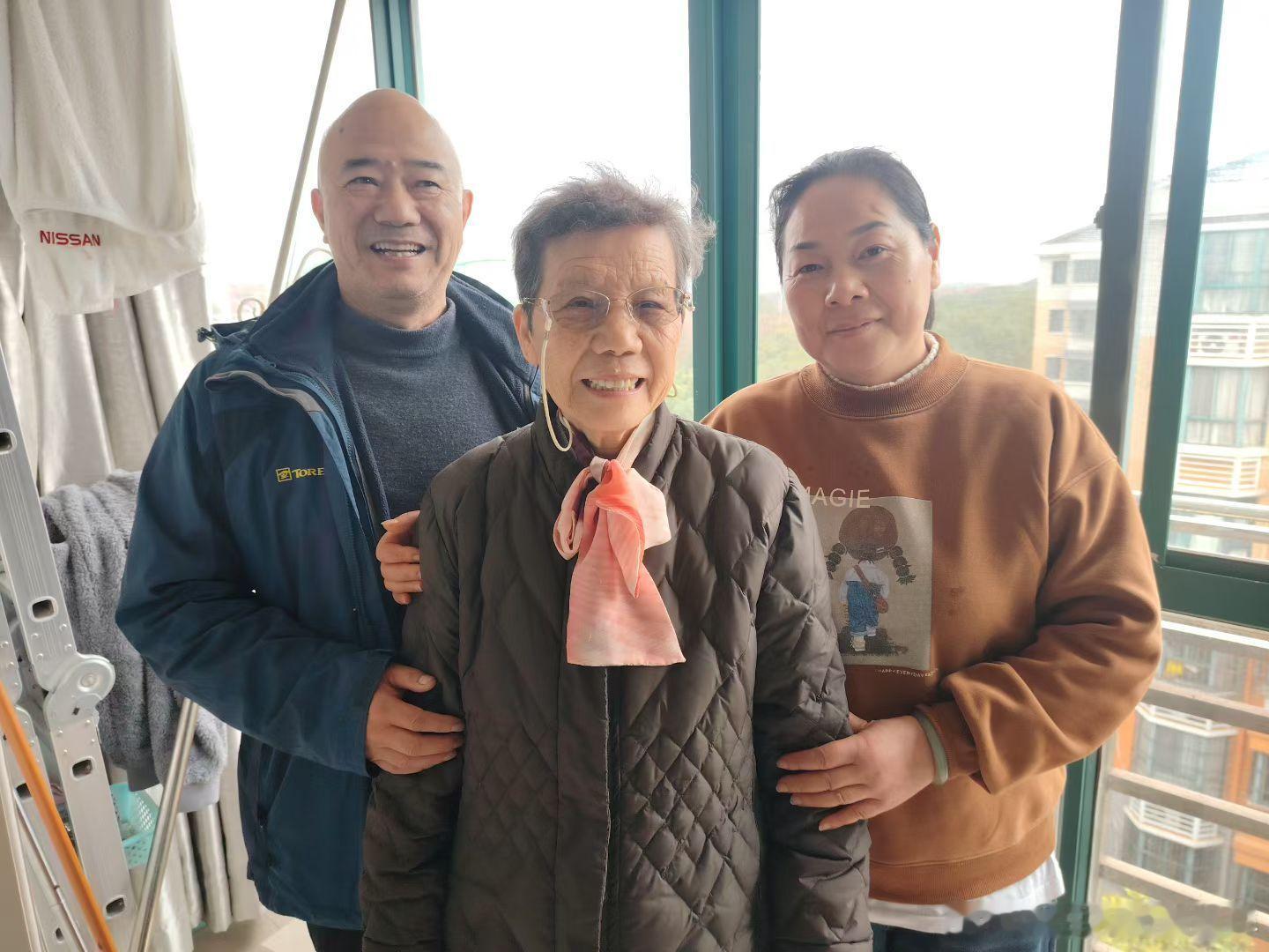 小舅、小舅妈从南通启东开车把星月妈妈送回上海奉贤家中，他们开车返回宁波，我下楼送