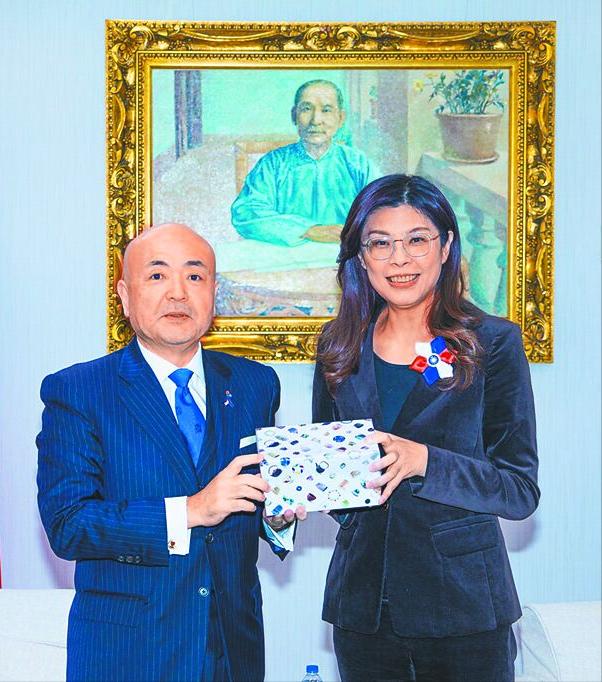 郑丽文为日本地震灾区捐款，日本驻台机构今天将举办仪式致谢
日本熊本发生强震，台伪
