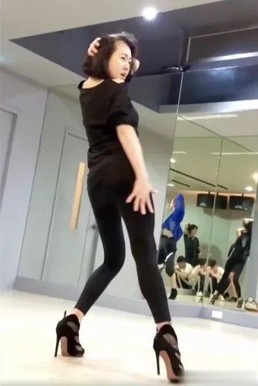 小Ｓ真的很喜欢自己的二女儿徐少恩，可以说不遗余力的把她推到观众面前，在刘若英的泉