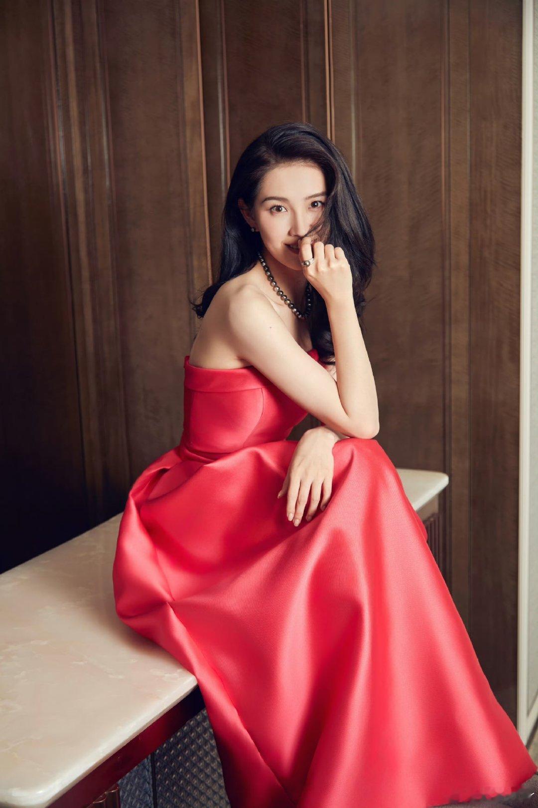 郭宇欣红裙大波浪郭宇欣把热烈穿在身上 红裙大波浪风情万种的美~ 