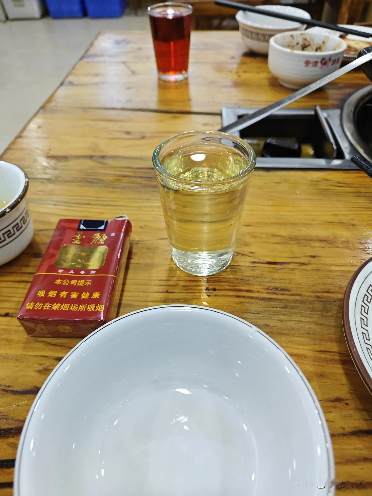 酒不醉人人自醉，色不迷人人自迷

一个饭店，一个人，两杯酒，喝完就回家。

不喜