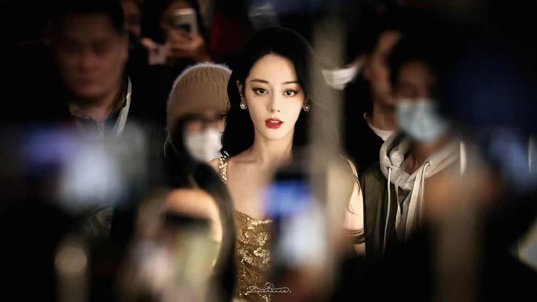 迪丽热巴 贺思慕生活就是这样，别人只看结果，自己独撑过程，面对生活，我们除了坚强