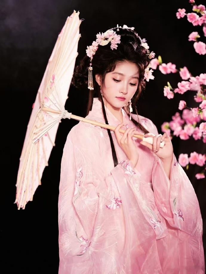 关晓彤桃花仙关晓彤笑面若桃眼含秋水 关晓彤桃花仙，关晓彤笑面若桃眼含秋水。微风拂