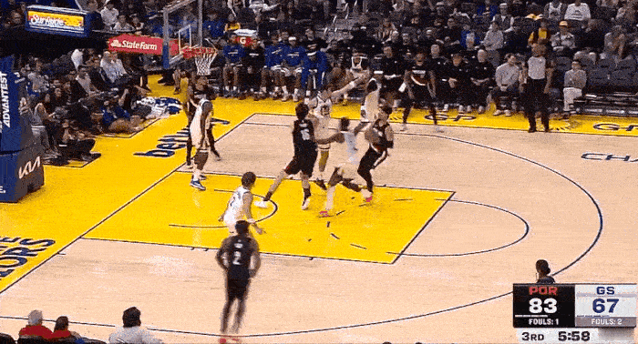 来手感了！杨瀚森篮下补篮再次打进！
在今天NBA季前赛开拓者与勇士的第三节比赛中