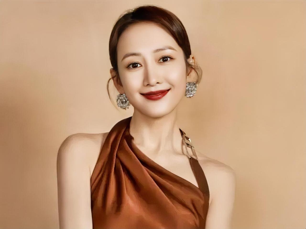王鸥在微博直接坦白了，
没有任何铺垫，
"我目前独自养育一个孩子。她是我生命里很