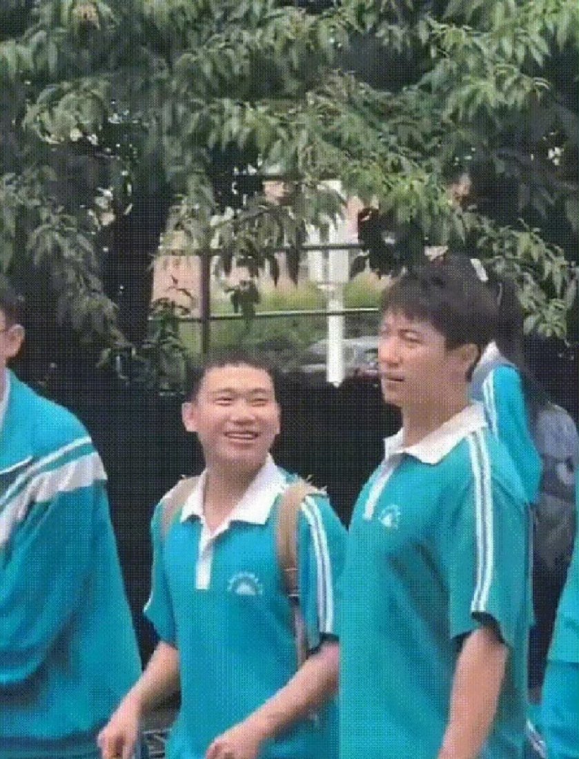 黄晓明和关晓彤饰演高中生，却像老年大学同届学员。  
