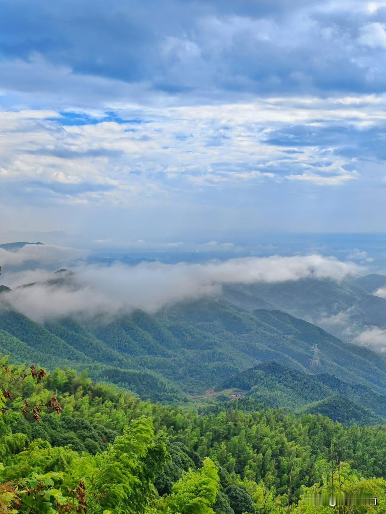 打卡长沙第二高峰石柱峰，全程徒步11公里左右，瀑布云海都有，特别凉快避暑胜地！浏