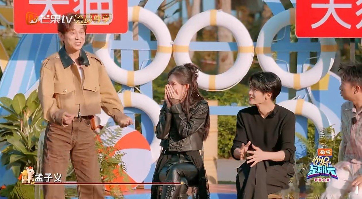 孟子义说何老师不会玩游戏你好星期六 孟子义玩游戏举手，认真讲：“我觉得何老师嫌疑