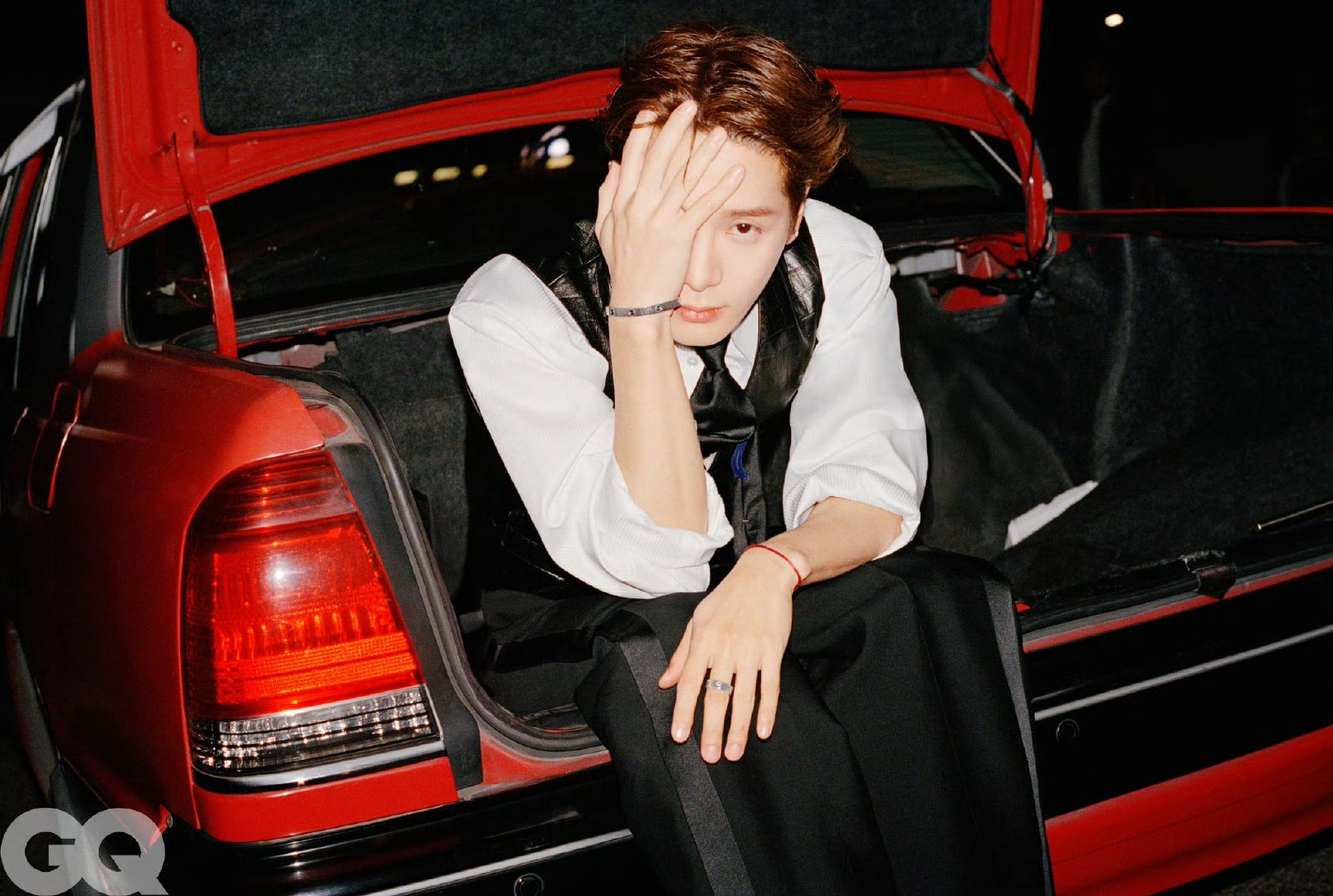 王嘉尔GQ开年首刊 哇塞！GQ 2026年一月刊首期双封由王嘉尔坐镇，太帅了吧 