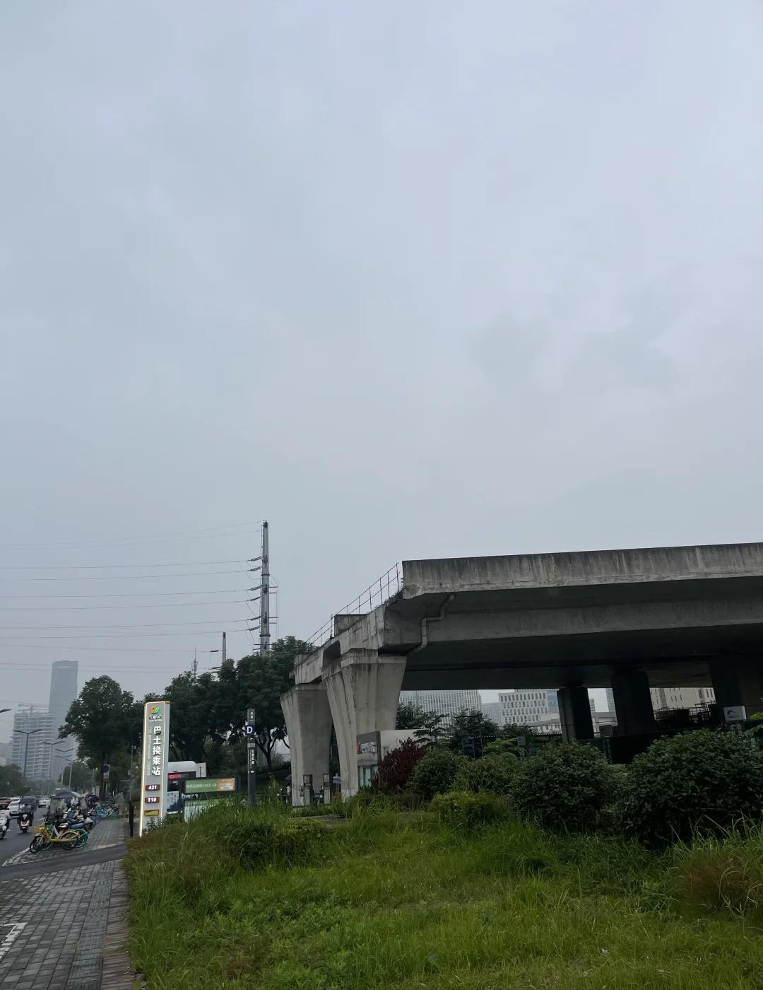 新程大道跨线桥，何时打通
前段时间新闻说新程大道通往天新的跨线桥即将开工
每天路