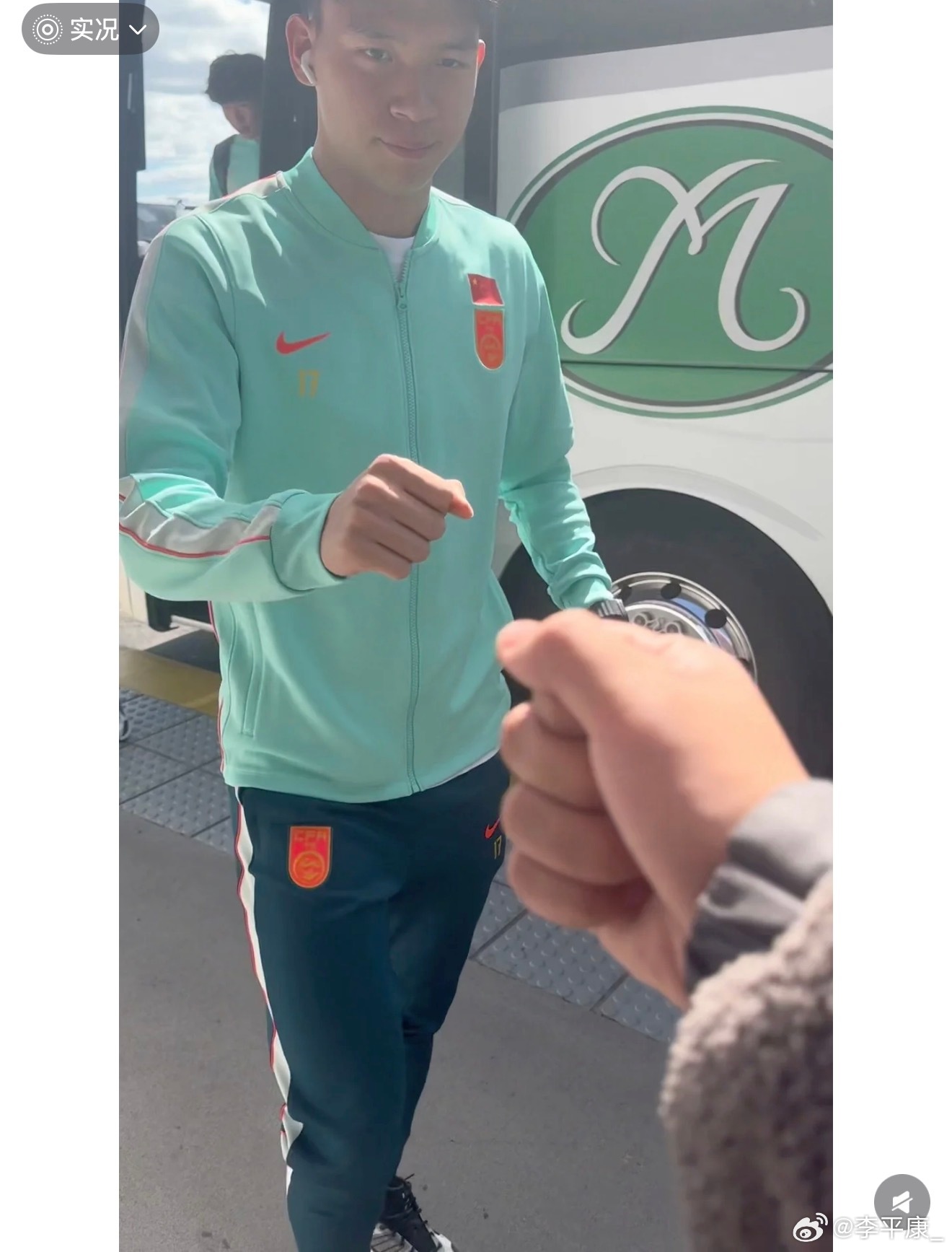 王钰栋在国家队训练场外和球迷礼貌互动，这态度其实挺好的！前阵子出现那个赛后“插曲