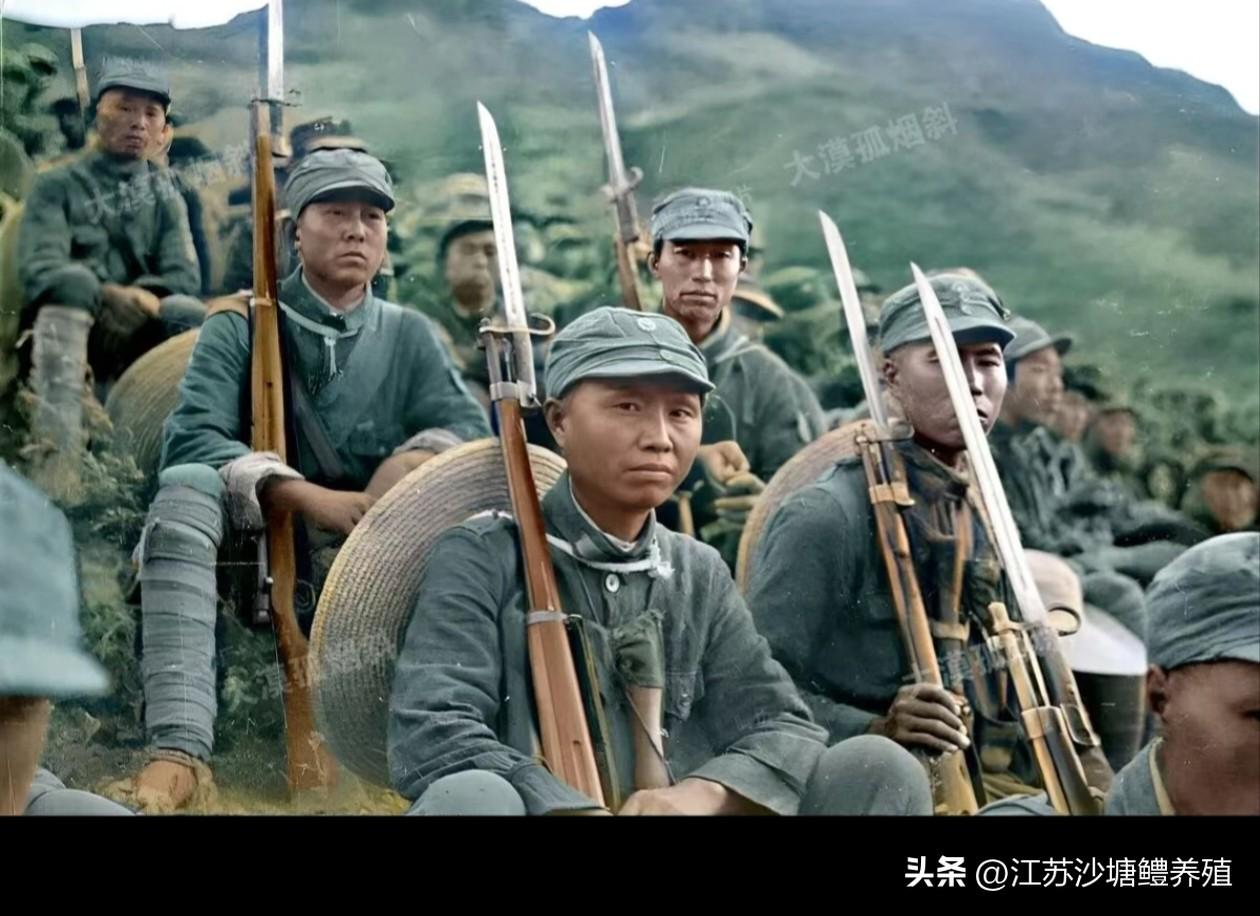 身着灰布军装、肩扛上着刺刀步枪的战士们，背靠青山席地而坐，目光坚毅如炬。草帽与绑