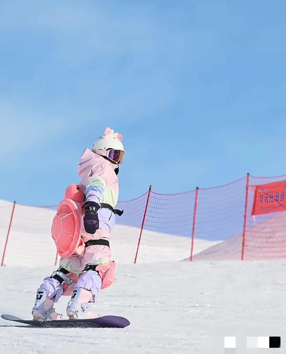 全妹啊！你这是给新疆文旅带来大惊喜啊！滑雪三天速成记啊！
第一天，缩头缩尾，本来