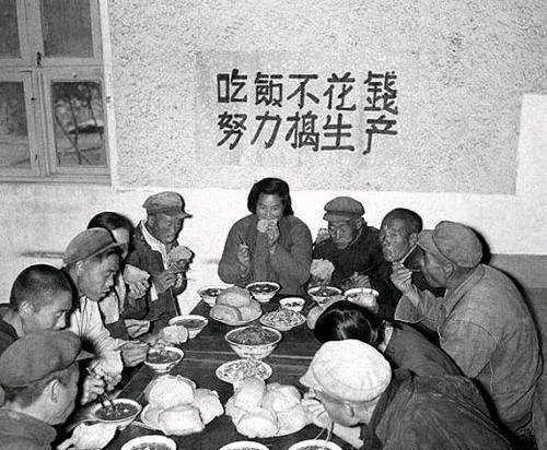 这是上世纪50年代后期，公社办食堂吃大锅饭的情景。

在当时，大食堂里一日三餐免