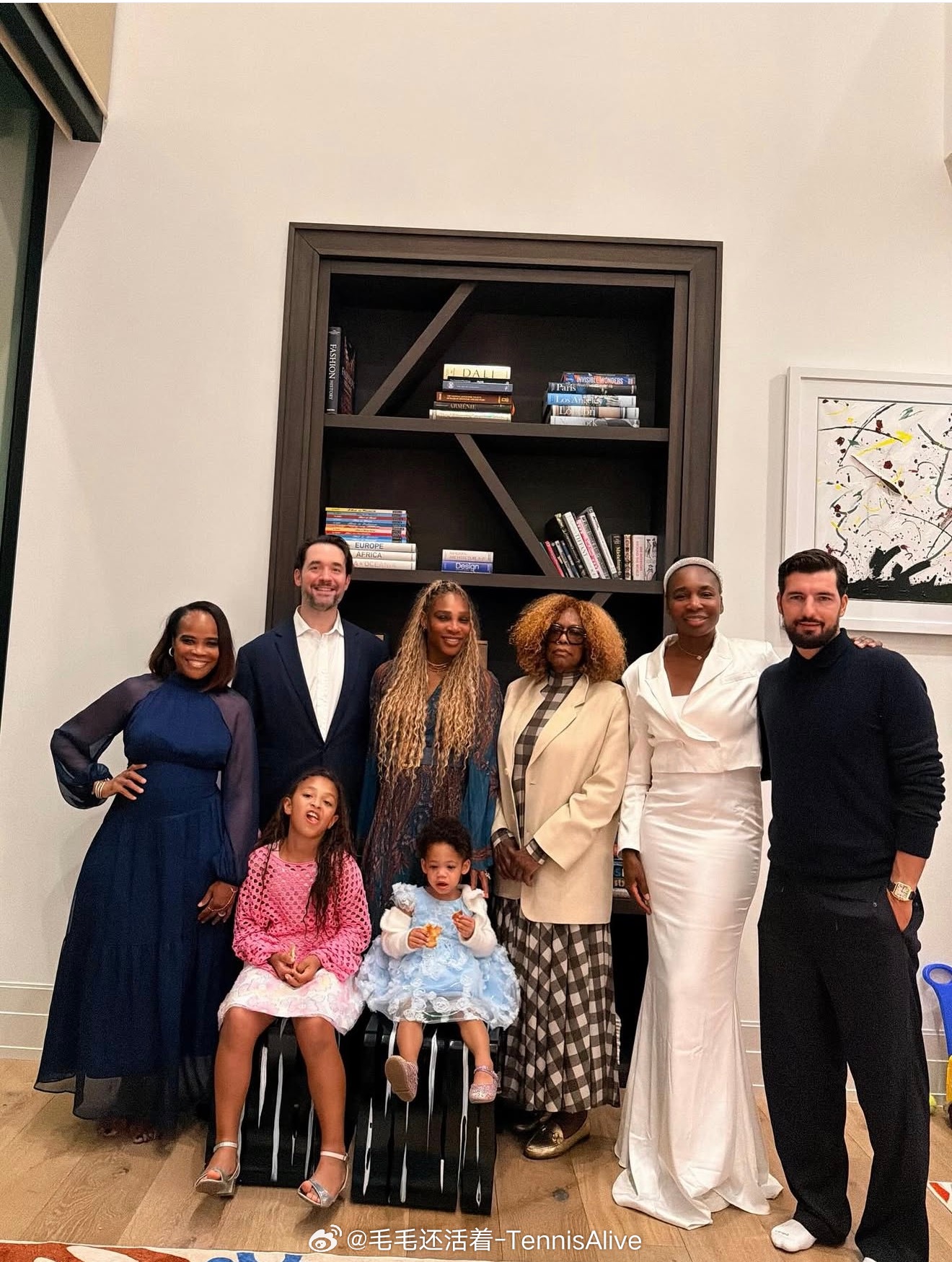 小威分享家庭照片，瘦的不行。 