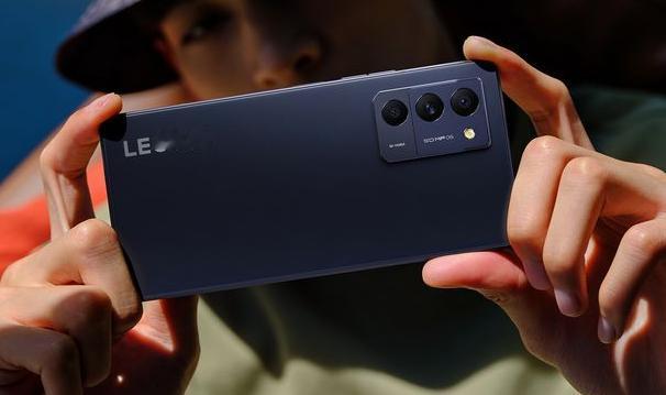 『粗看一眼也惊艳』性价比手机的外观进化论
回到性价比手机，就算一台手机仅仅只有千