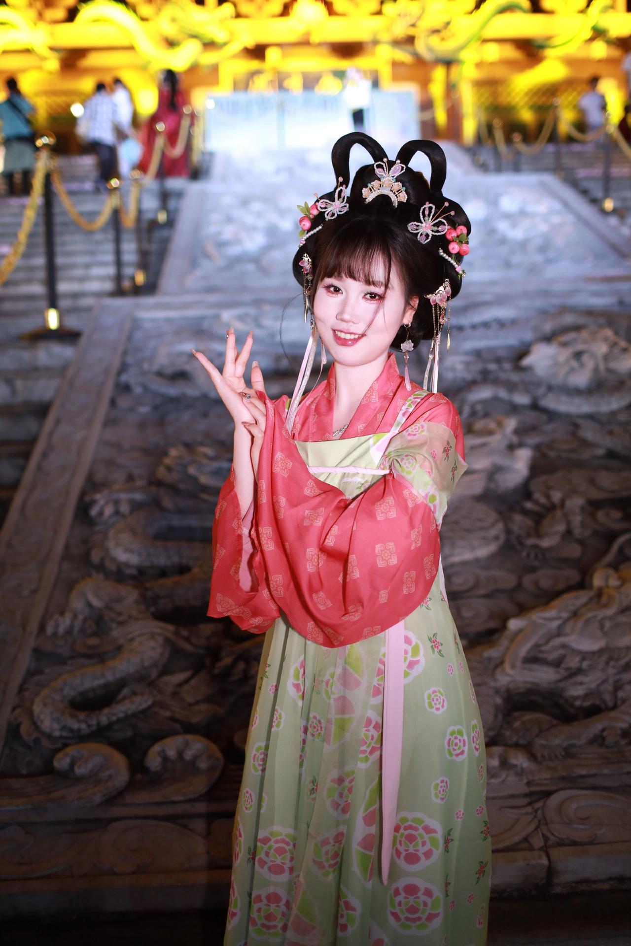 偶遇古镇，随手拍几张。穿越古画为你而来 国风大典东方美学血脉觉醒 汉服之美在华夏