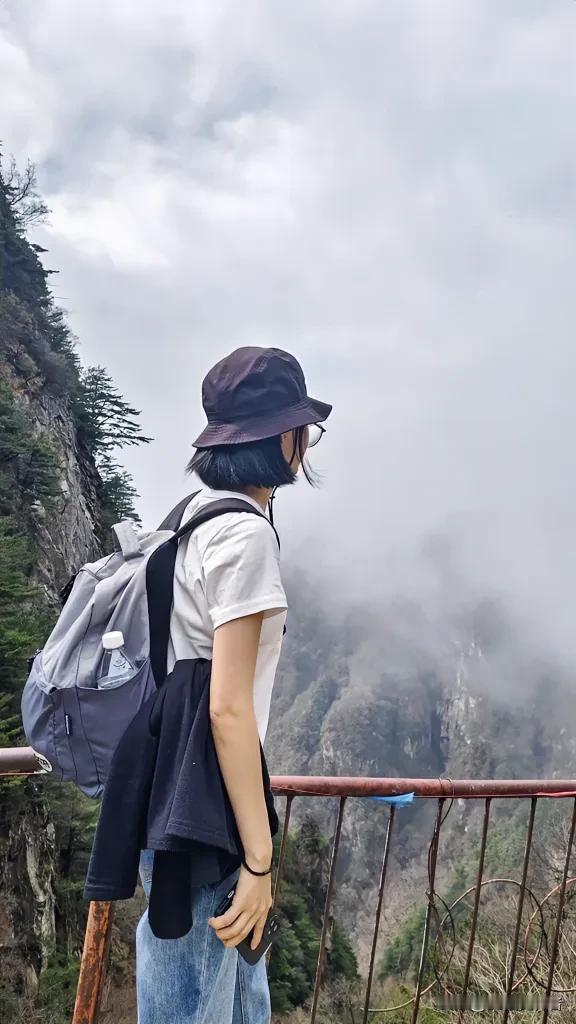 隐居修行最终还是逃不过生存的现实，上次我去秦岭终南山给我带路的那位向导，也是一位