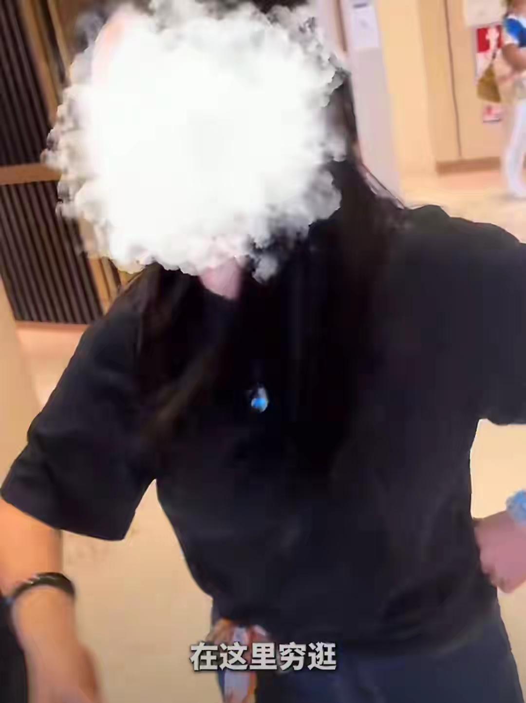 广东深圳，某购物中心女店员看顾客进店瞎逛，并没有买东西的打算，她想到自己没提成，