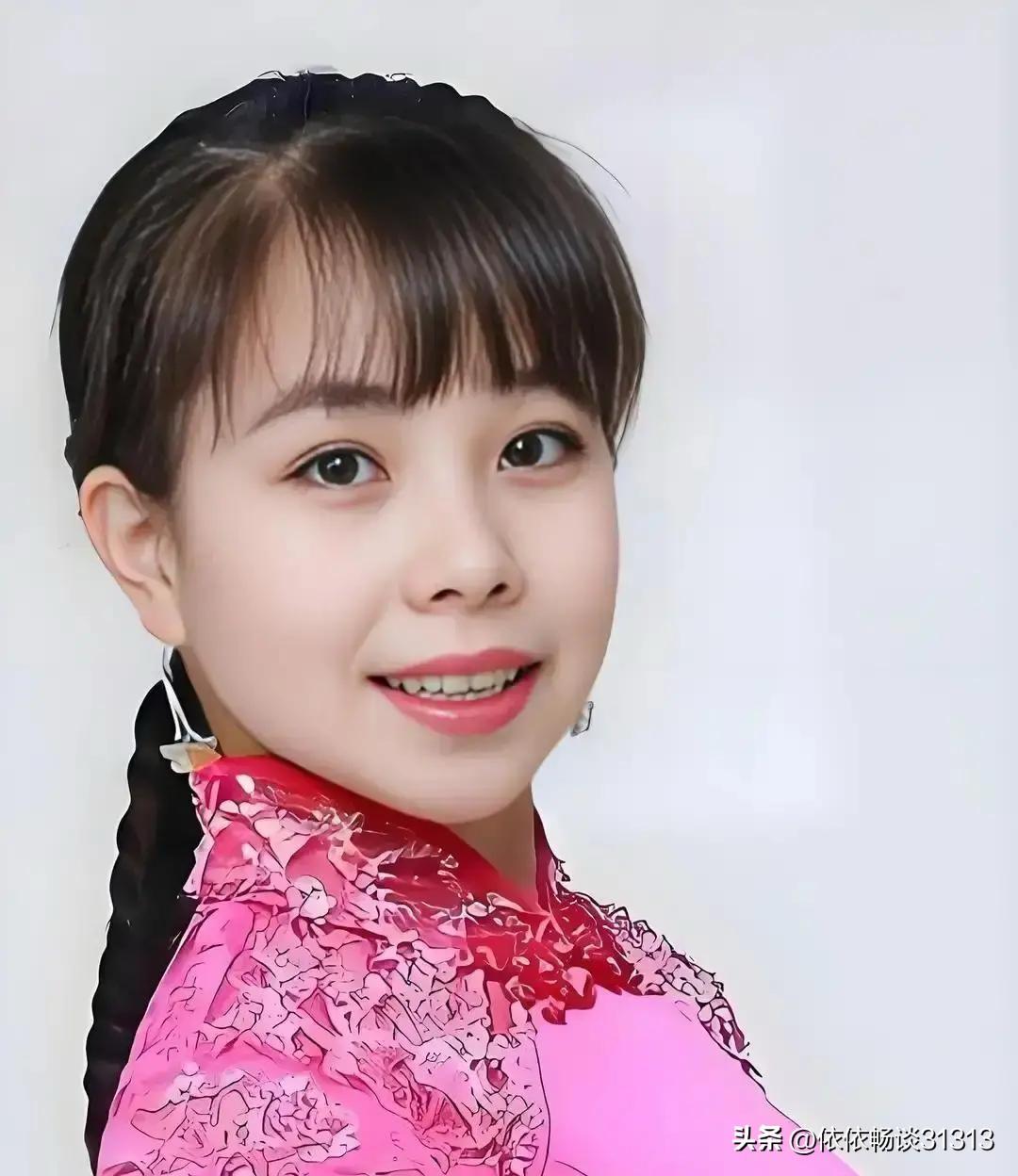 2007年，王二妮凭着歌声火了之后，男友李飞心里特别不安，主动跟她提分手。

他