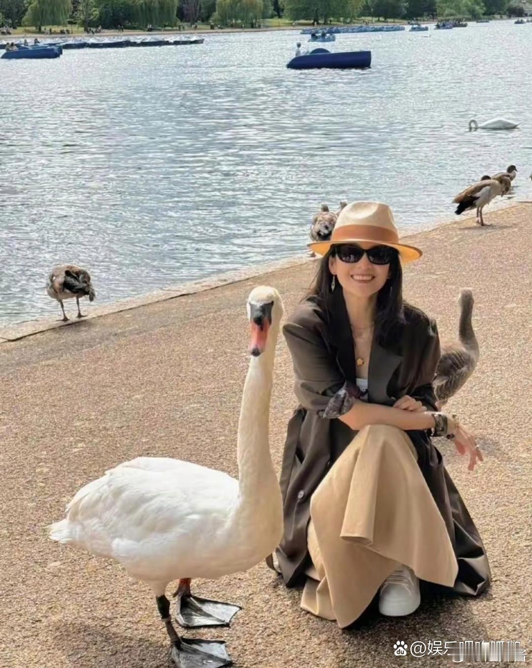 章子怡新换了卷发，竟然年轻 20 岁，在国外穿西装+半裙👀 ​​​