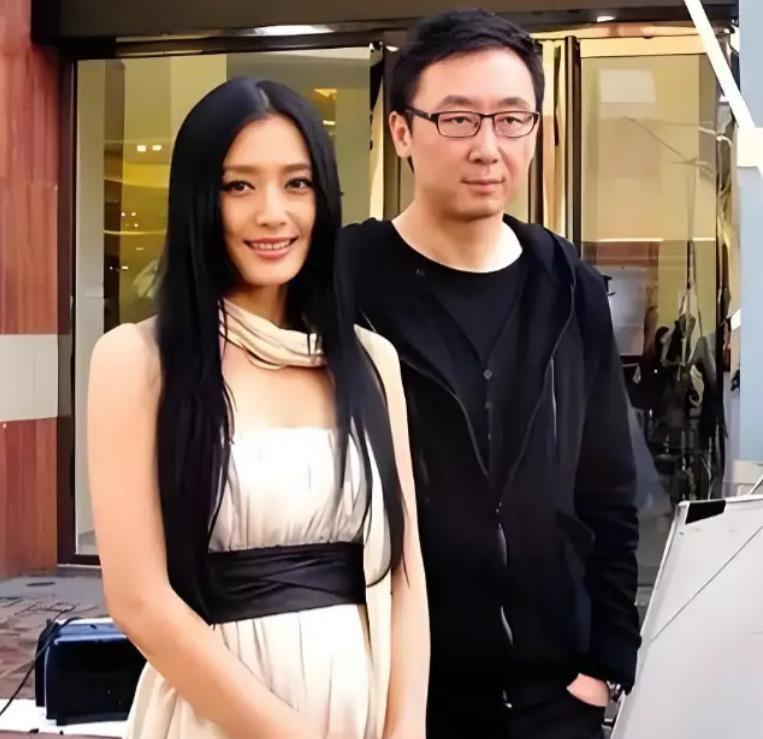 2013年冬，北京公寓的地毯上，那枚被陆川擦了三年的50分钻戒“叮”一声滚落。这