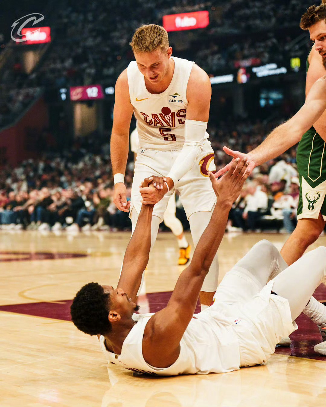 骑士nba雄鹿vs骑士 当你倒下时，不用着急起身，队友会来扶你！ ​​​