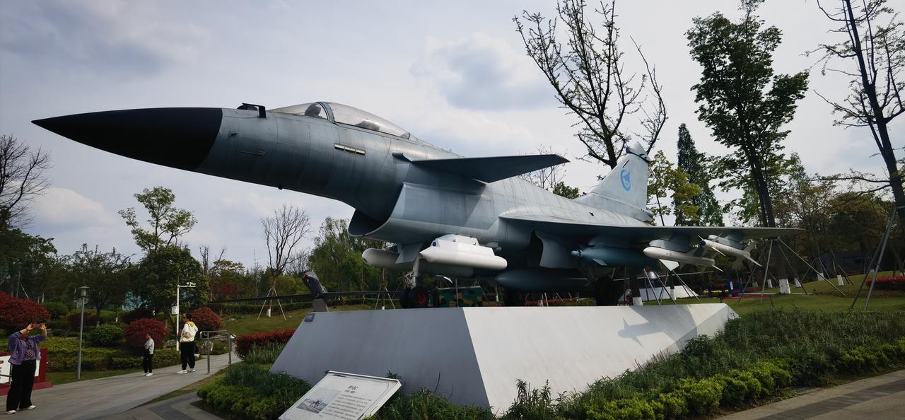 成都·成飞公园

成飞公园原名峨眉公园，位于成都主城青羊区。1994年正式更名为