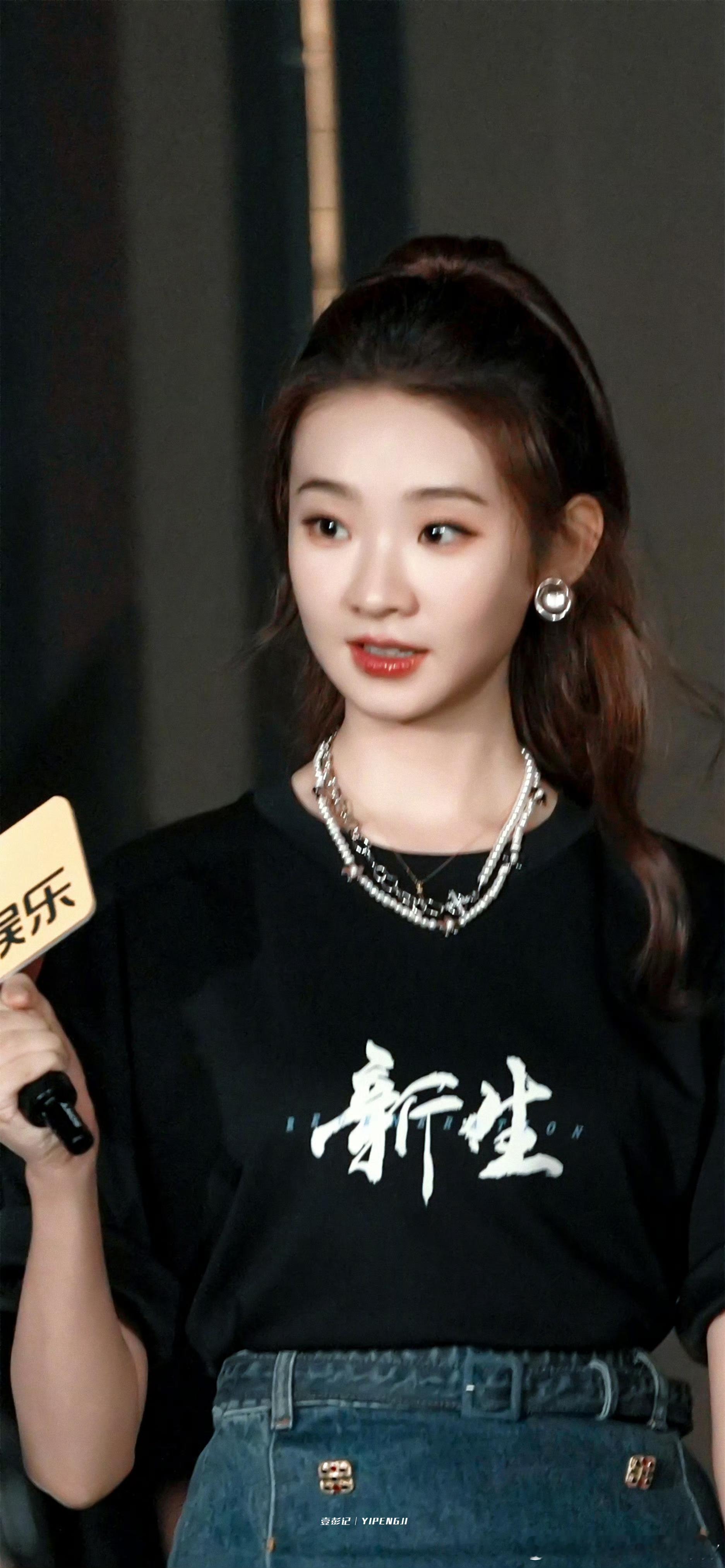 #张艺凡被夸漂亮的反应# 张艺凡是超级漂亮的妹妹呀[打call]她的长相给人一种