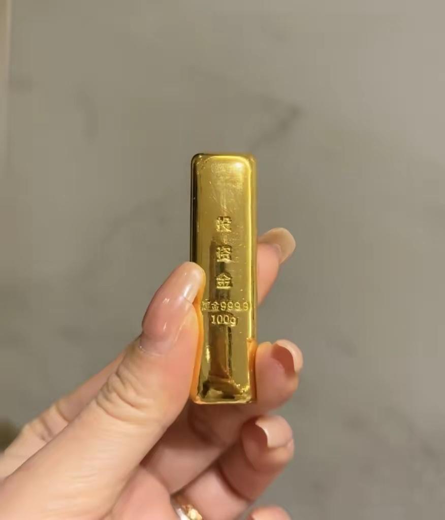 你是没瞧见我那黄金账户，
绿油油的一片，瞅着就眼晕。
当初脑子一热全投进去，现在
