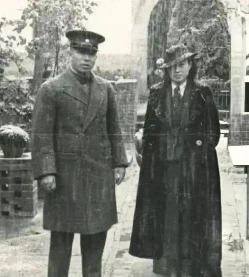 老照片，记录历史瞬间1930年，张学良与赵四小姐站在雨中拍摄的一张照片。有意思的