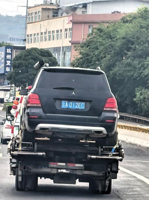 这是什么车标？第一次看见
这到底是奔驰车，还是货车的新皮肤？
路上看到一辆车，车