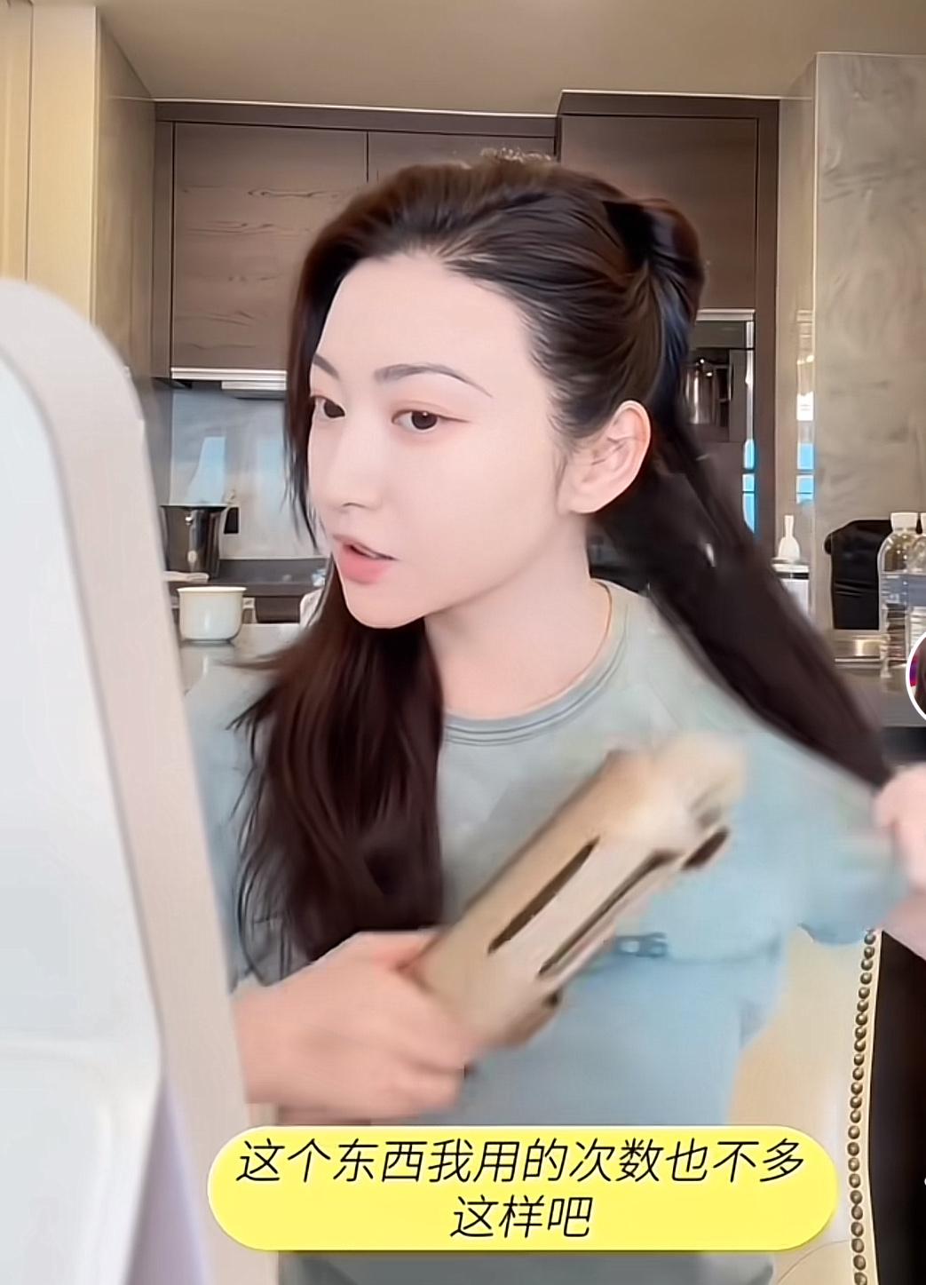 富豪的女友可真不好当，景甜或许是一个活生生的例子。

先是卷入五千万的风波，狗仔