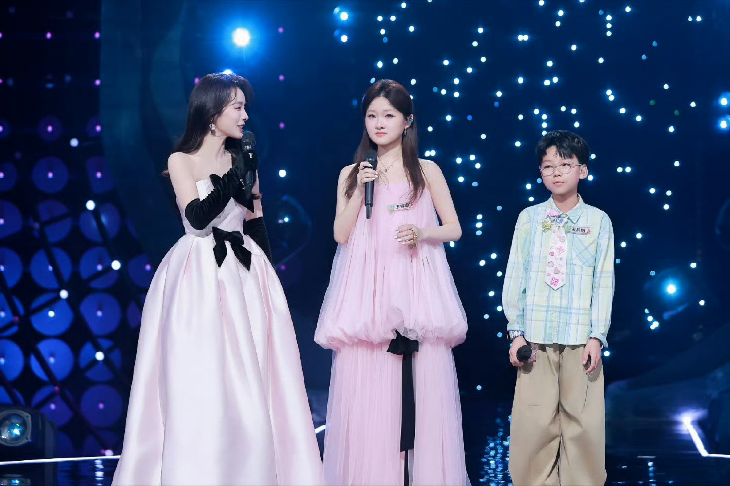 王睿卓是新声代亲女儿没错了 真的没人比她更配得上这个称呼。2013年，11岁的王