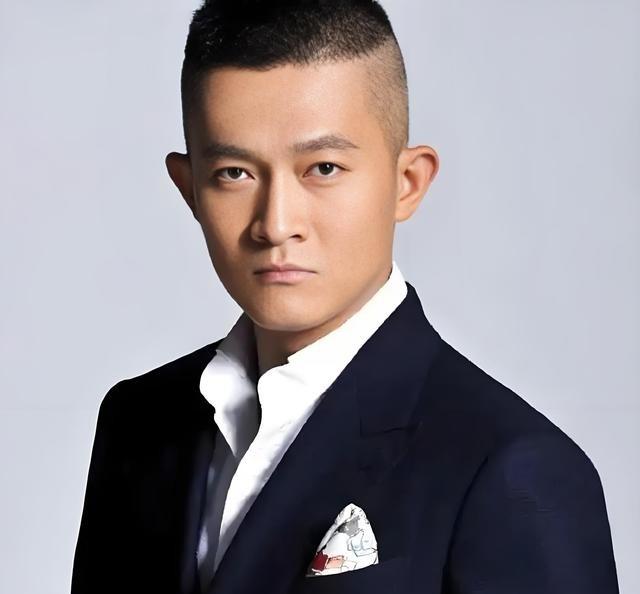 2002年，杨志刚和江珊合作拍戏，突然杨志刚从背后搂住她的腰，几秒后，江珊说：“