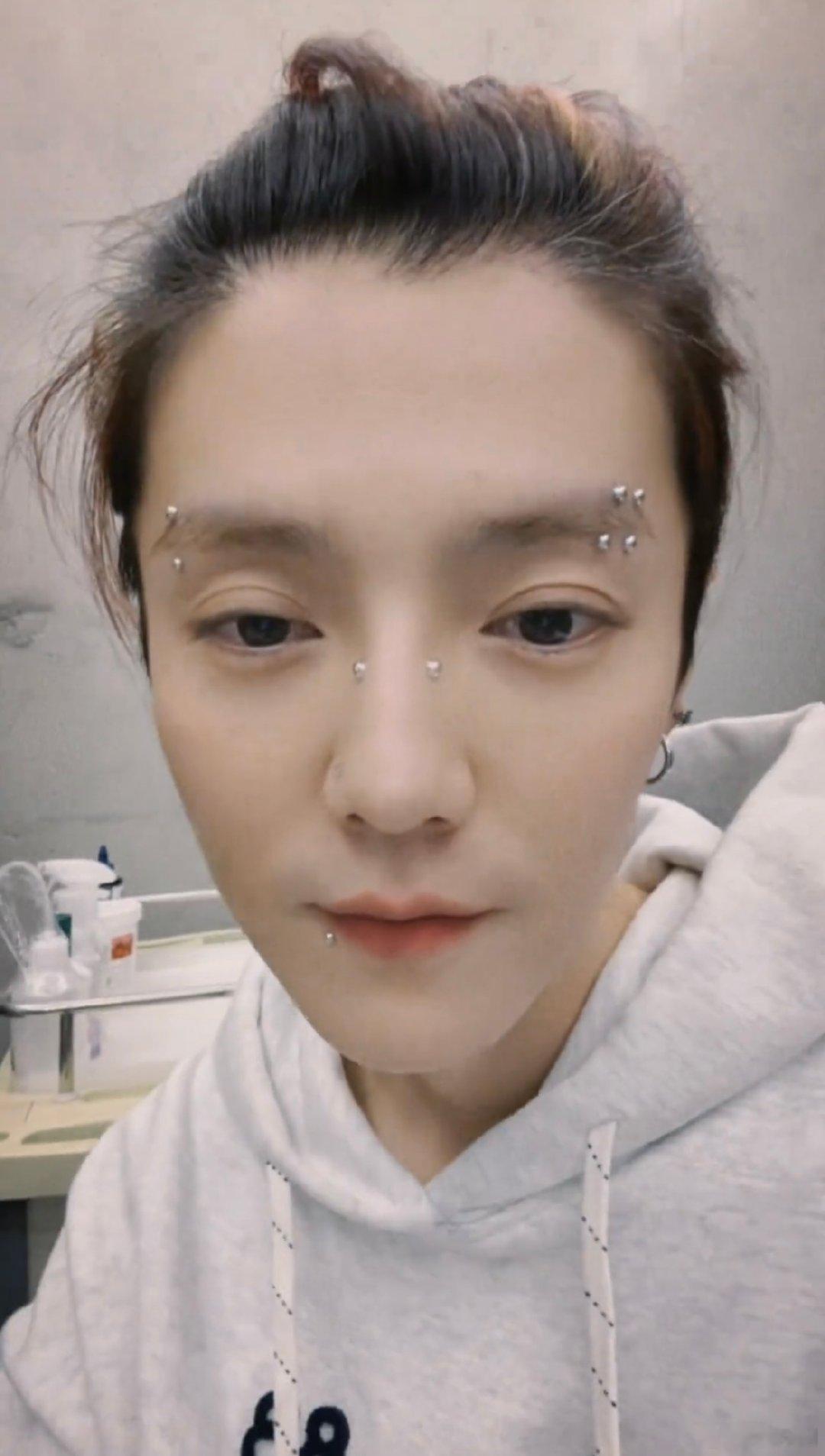 鹿晗一口气打四个耳洞 鹿晗全身上下脸最乖，谁敢相信鹿晗一身的纹身啊！ 