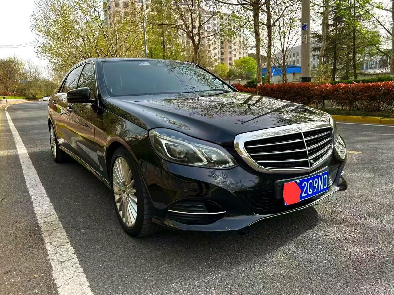 这是一台升级了前脸的1.8t奔驰e因因我们可以看到这台车的后尾灯轻松识别它的版本