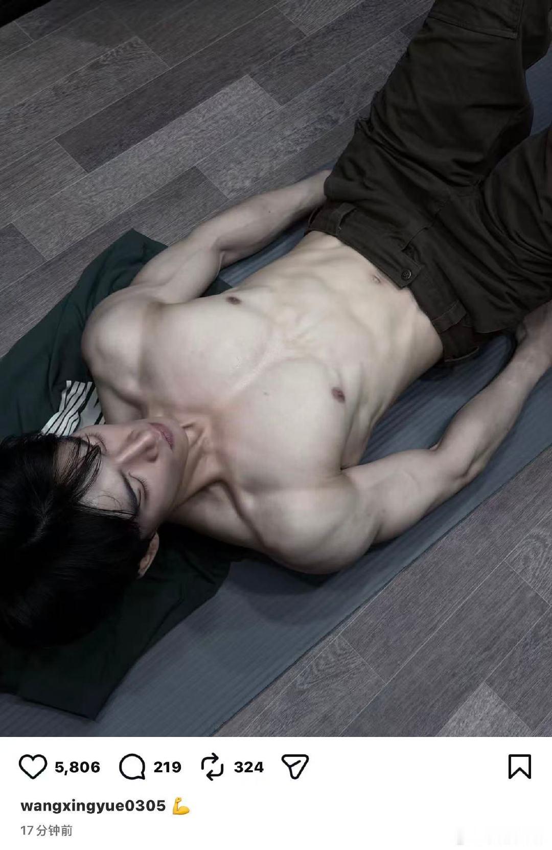 11月14日， ins晒半裸肌肉照，并配文“💪”。