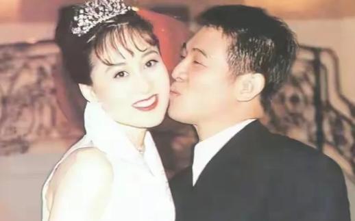 主持人问李连杰："利智当年是五十年难得一见的美人，你是贪图她的美貌才娶她的吗？"