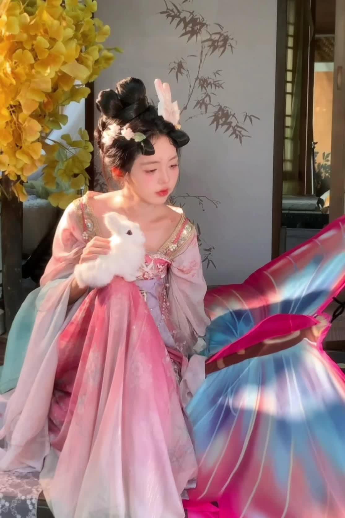 “拈杯酒眯着眼，说专心看人间” 拍了拍中秋小兔子